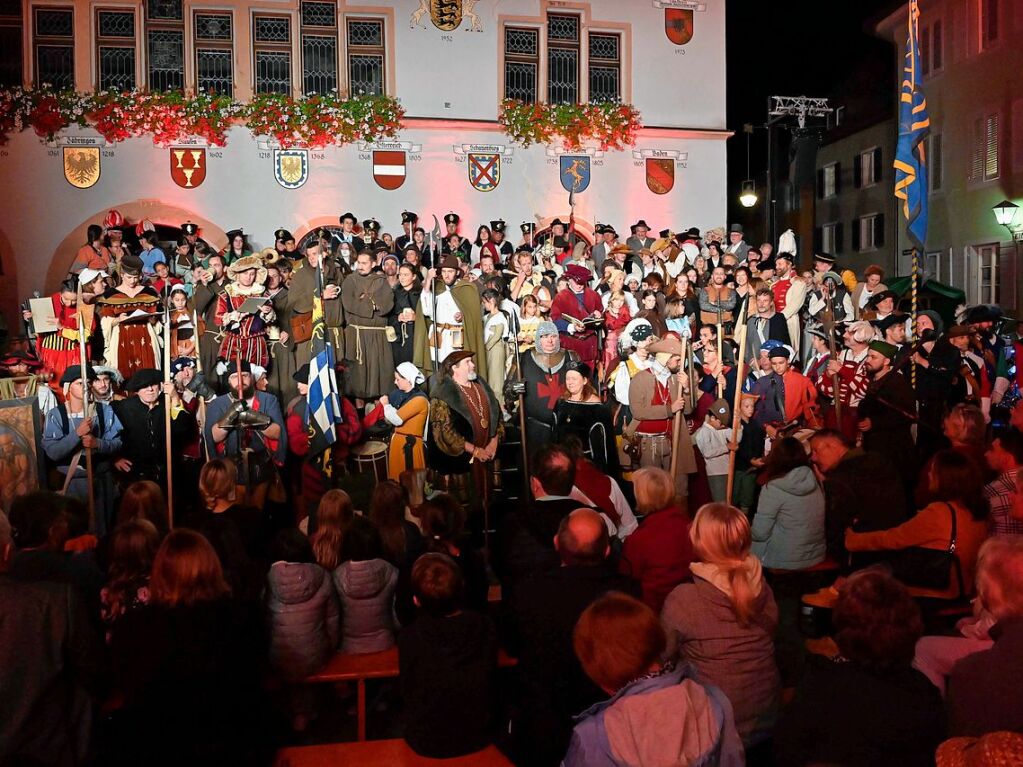 Die Staufener Stadtgeschichten erblhen im sptsommerlichen Licht: Das mittelalterliche Stdtchen wurde erneut perfekt in Szene gesetzt. Bunte, aufwndige Kostme, feierliche Musik und kulinarische Vielfalt standen an der Tagesordnung.