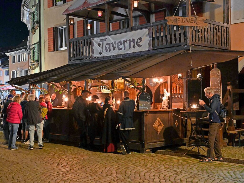 Die Staufener Stadtgeschichten erblhen im sptsommerlichen Licht: Das mittelalterliche Stdtchen wurde erneut perfekt in Szene gesetzt. Bunte, aufwndige Kostme, feierliche Musik und kulinarische Vielfalt standen an der Tagesordnung.