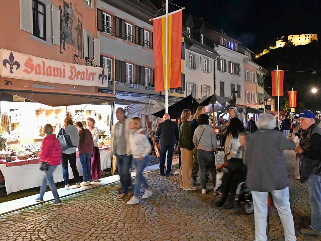 Die Staufener Stadtgeschichten erblhen im sptsommerlichen Licht: Das mittelalterliche Stdtchen wurde erneut perfekt in Szene gesetzt. Bunte, aufwndige Kostme, feierliche Musik und kulinarische Vielfalt standen an der Tagesordnung.