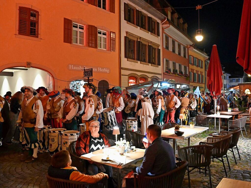 Die Staufener Stadtgeschichten erblhen im sptsommerlichen Licht: Das mittelalterliche Stdtchen wurde erneut perfekt in Szene gesetzt. Bunte, aufwndige Kostme, feierliche Musik und kulinarische Vielfalt standen an der Tagesordnung.