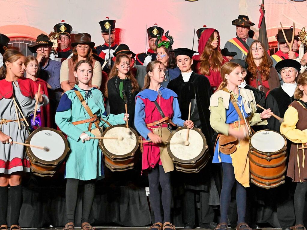 Die Staufener Stadtgeschichten erblhen im sptsommerlichen Licht: Das mittelalterliche Stdtchen wurde erneut perfekt in Szene gesetzt. Bunte, aufwndige Kostme, feierliche Musik und kulinarische Vielfalt standen an der Tagesordnung.