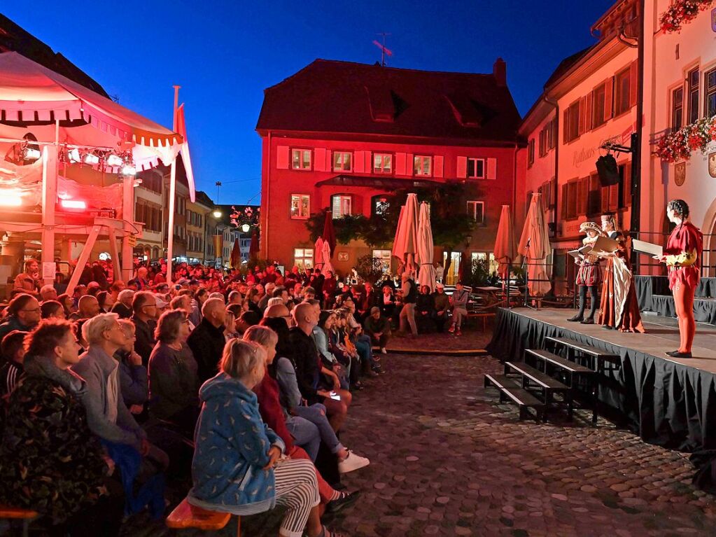 Die Staufener Stadtgeschichten erblhen im sptsommerlichen Licht: Das mittelalterliche Stdtchen wurde erneut perfekt in Szene gesetzt. Bunte, aufwndige Kostme, feierliche Musik und kulinarische Vielfalt standen an der Tagesordnung.