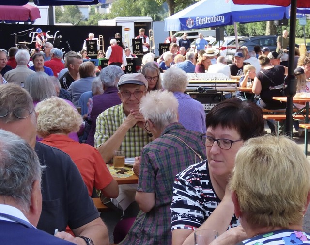 Tolles Wetter, gute Musik und gutes Es...sorgen fr gute Stimmung am Suserfest.  | Foto: Gerd Leutenecker