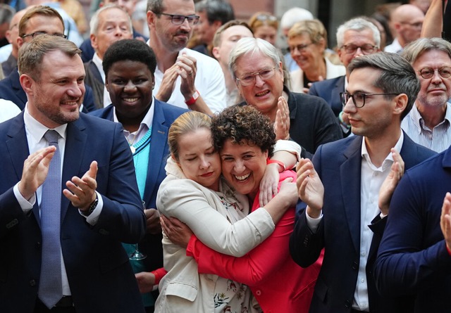 Potsdam: Anhnger der SPD reagieren nach Bekanntgabe der ersten Prognosen.  | Foto: Kay Nietfeld (dpa)