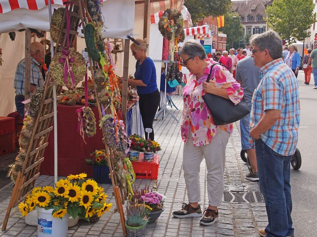 Sonnenblumen und Herbstgestecke an einem der vielen Stnde entlang der der gesperrten Kenzinger Hauptstrae