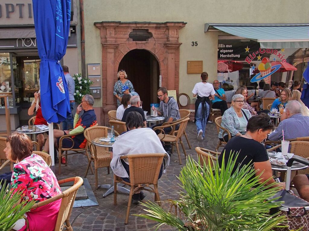 Der verkaufsoffene Sonntag und das angenehme Wetter lockten viele Besucher in die Stadt