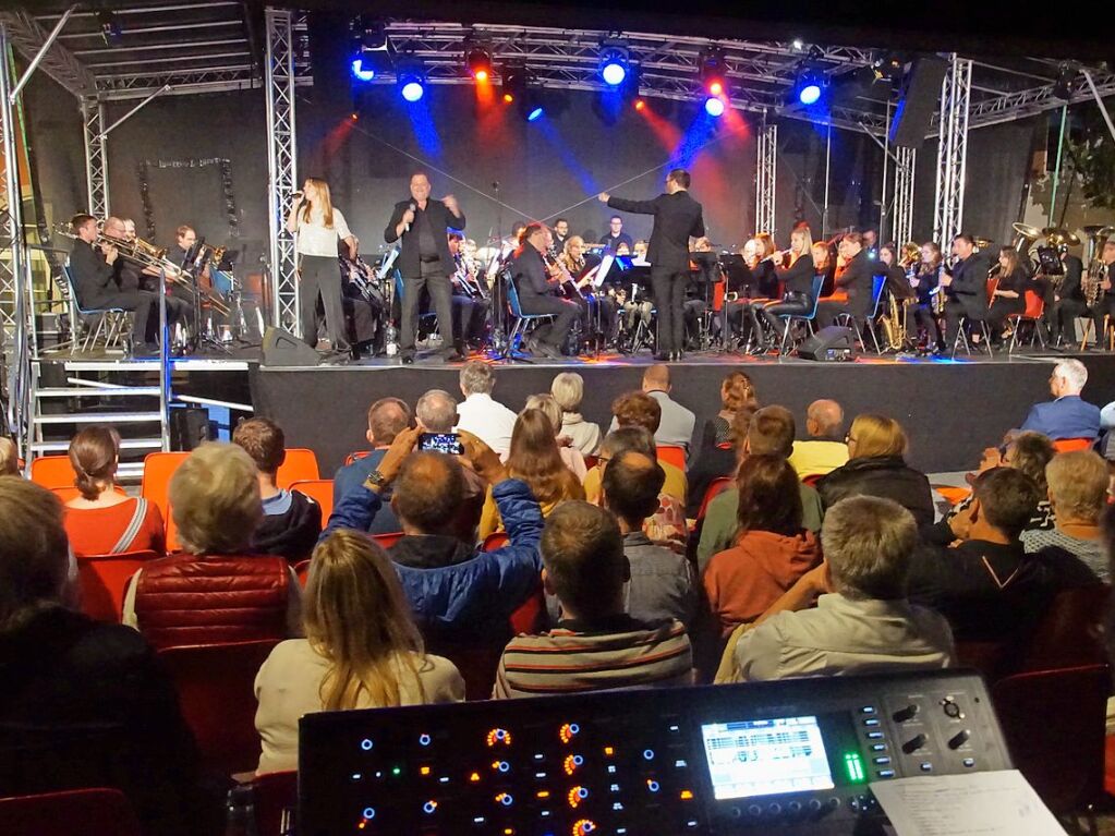 Das Open Air der Stadtkapelle Kenzingen mit Solisten und einer Rockband am Samstagabend stand im Zeichen des Blasmusikfestivals, das aus Anlass von 775 Jahren Stadtrecht beim „Breisgauer Herbst“ stattfand.