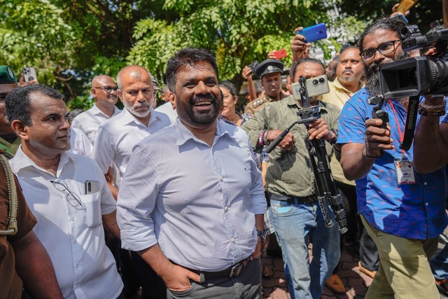 Anura Kumara Dissanayake spricht nach der Stimmabgabe vor Journalisten.  | Foto: Eranga Jayawardena/AP