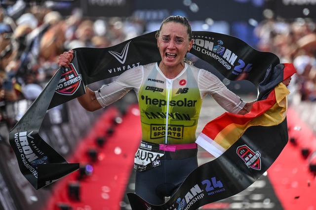 Laura Philipp ist am Ziel ihres gro&szlig;en Traums.  | Foto: Bartlomiej Zborowski/Activ&rsquo;Images/IRONMAN/dpa