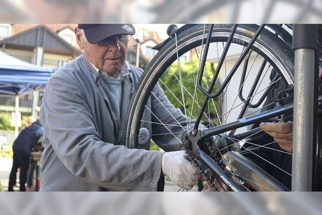 Auf dem Marktfest wird gehandelt und repariert