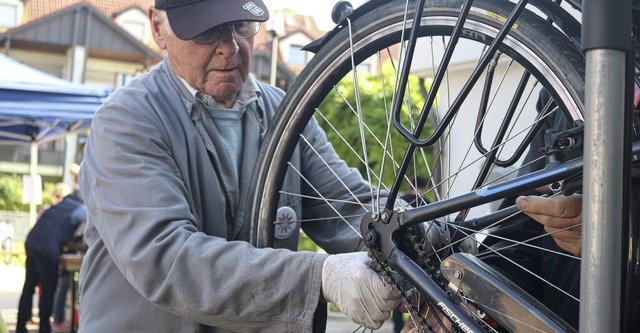 Werner Huler repariert fr das Projekt Kette und Kuchen ein Fahrrad.  | Foto: Lea Schnurrenberger