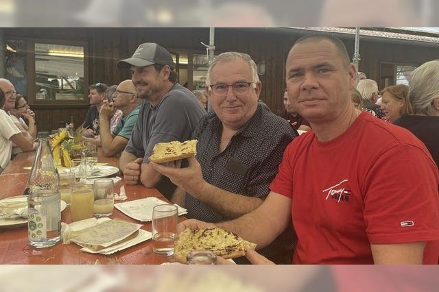 Bei Zwiebelkuchen zusammen hocken