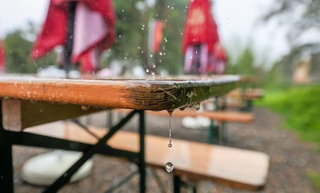 Regen, Schauer und vereinzelt strmische Ben werden erwartet.  | Foto: Thomas Warnack (dpa)