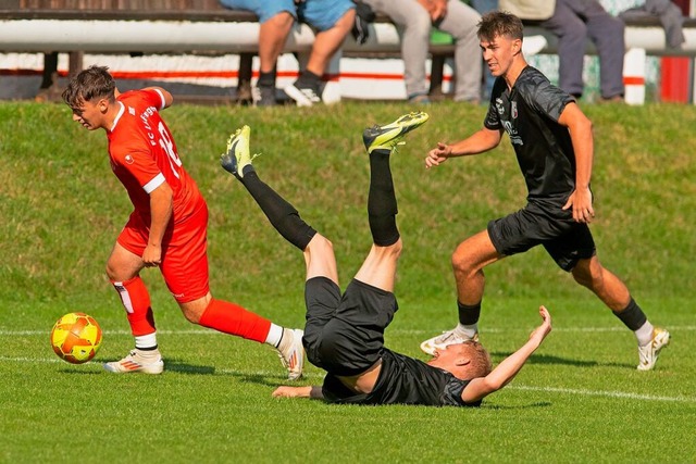 Lffingens Chris Fehrenbach (am Ball) ...reichte letztlich nur zu einem Remis.   | Foto: Wolfgang Scheu