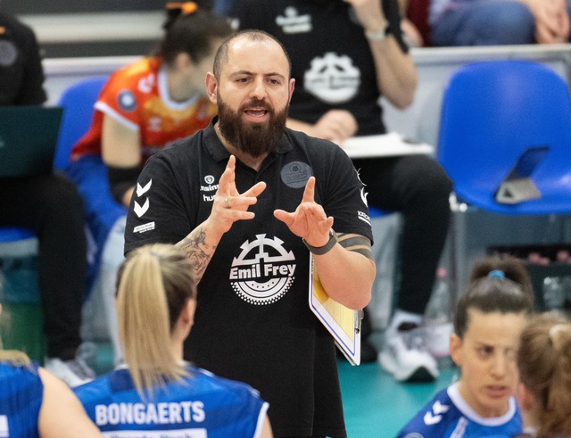 Trainer Konstantin Bitter von Allianz ...die Pflichtspielsaison gegen Schwerin.  | Foto: Bernd Wei&szlig;brod/dpa