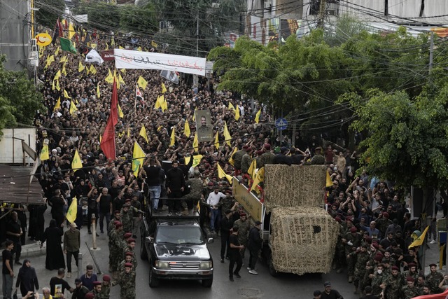 Beirut: Hisbollah-Anhnger nehmen am T...inem sdlichen Vorort von Beirut teil.  | Foto: Bilal Hussein (dpa)