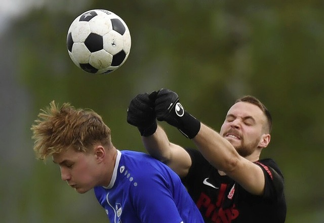 Elgersweiers Torhter Marius Berg avan...r Nachspielzeit den Elfmeter zum 0:1.   | Foto: Wolfgang Knstle