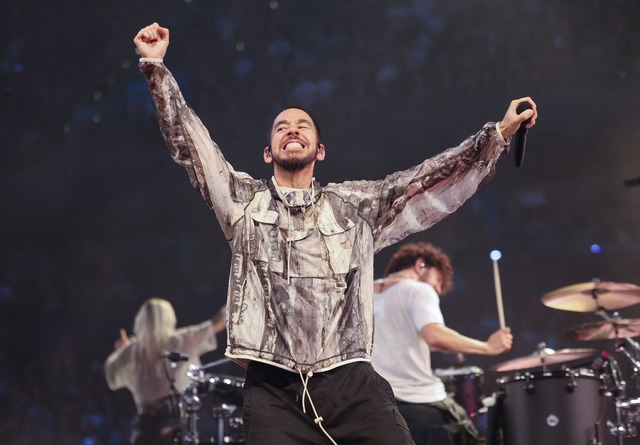 Mike Shinoda begr&uuml;&szlig;te die Fans schon vor dem ersten Song.  | Foto: Christian Charisius/dpa