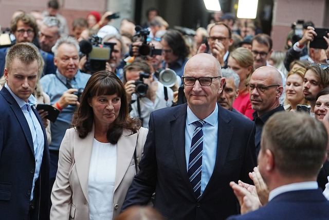 Ministerpr&auml;sident Dietmar Woidke l&auml;sst sich von seiner Partei feiern.  | Foto: Kay Nietfeld/dpa