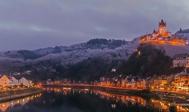 Winterzauber in Cochem: Genieen Sie d...chsburg und die idyllische Moselstadt.  | Foto: Tweties/Shutterstock.com