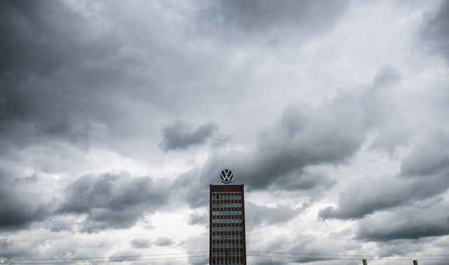 Dunkle Wolken nicht nur &uuml;ber VW. (Archivbild)  | Foto: Julian Stratenschulte/dpa