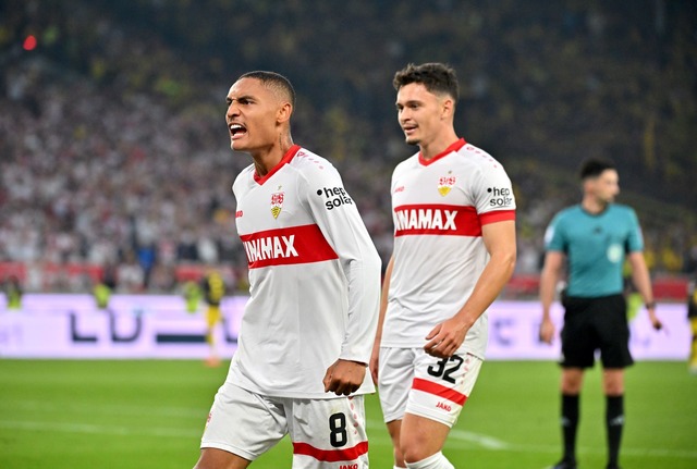 Enzo Millot (l.) geh&ouml;rte zu den &...ter Spielern beim Sieg gegen Dortmund.  | Foto: Jan-Philipp Strobel/dpa