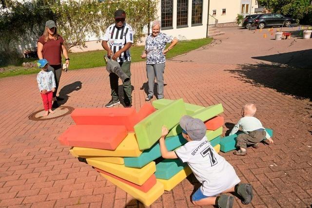 Bei der evangelischen Kirche in Bonndorf ist Baggern, buddeln und betonieren ein Kinderspiel