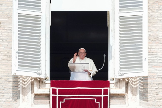 Papst Franziskus muss wegen einer leic...lle weiteren Termin am Montag absagen.  | Foto: Alessandra Tarantino/AP/dpa