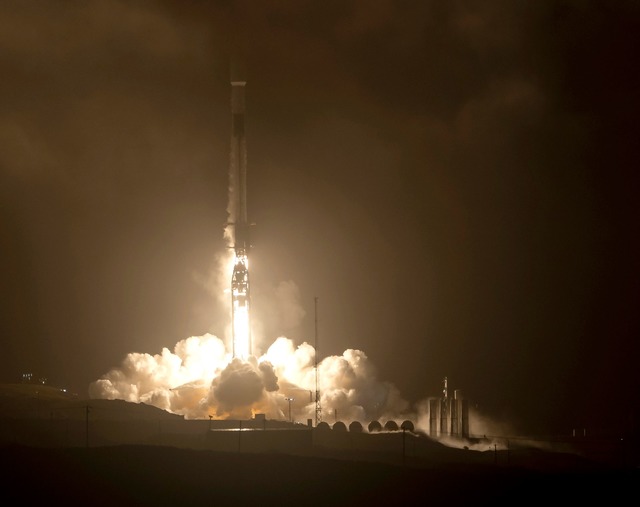 Die SpaceX Falcon 9 Rakete startet mit...nberg Space Force Base in Kalifornien.  | Foto: Bill Ingalls/NASA/AP/dpa