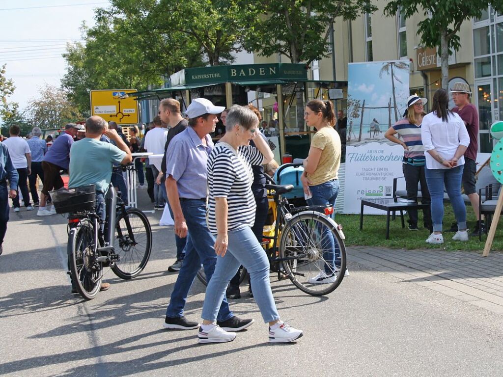 Viele Menschen nutzten die Gelegenheit zum Bummel bers Ausstellungsgelnde.