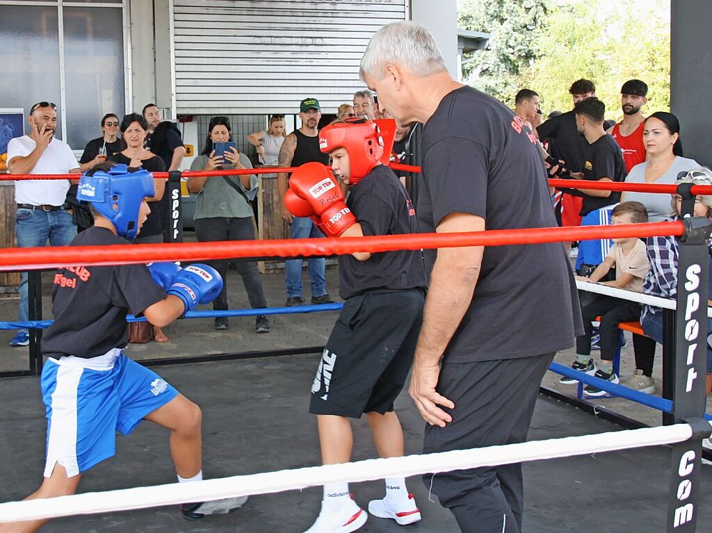 Der Boxclub Riegel hatte seinen Boxring beim Autohaus Hoelle aufgebaut.