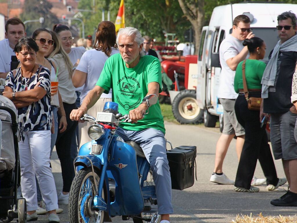 Mit Oldtimer-Moped und Blaulicht bers Gelnde