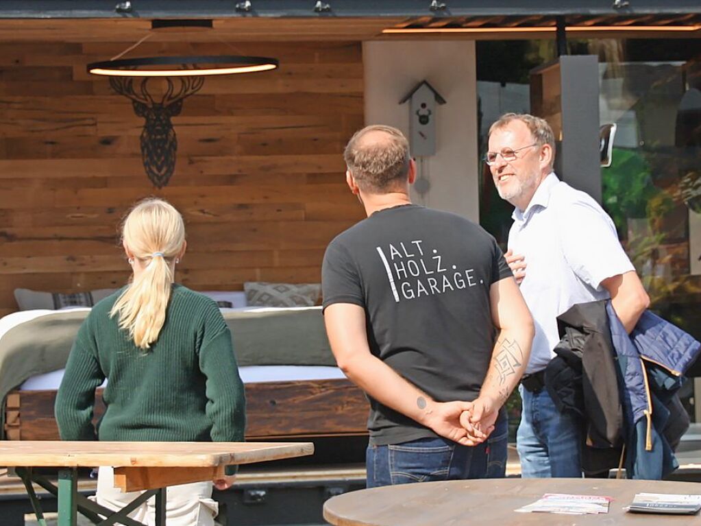 Auch Brgermeister Harald Lotis informierte sich bei den Ausstellern.