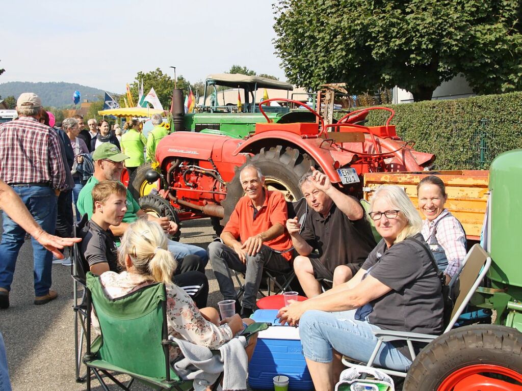 Austausch unter Gleichgesinnten beim Schleppertreffen