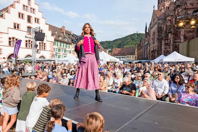 Die Modeschauen auf dem Mnsterplatz w... ein Publikumsmagnet bei Jung und Alt.  | Foto: Rainer Muranyi