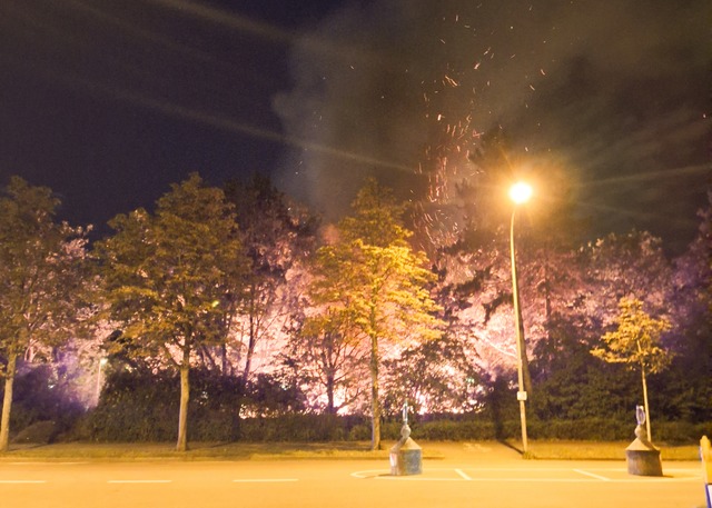 Heller Feuerschein hinter Bumen: Von ... sieht man vor allem Qualm und Funken.  | Foto: Manuel Meiner