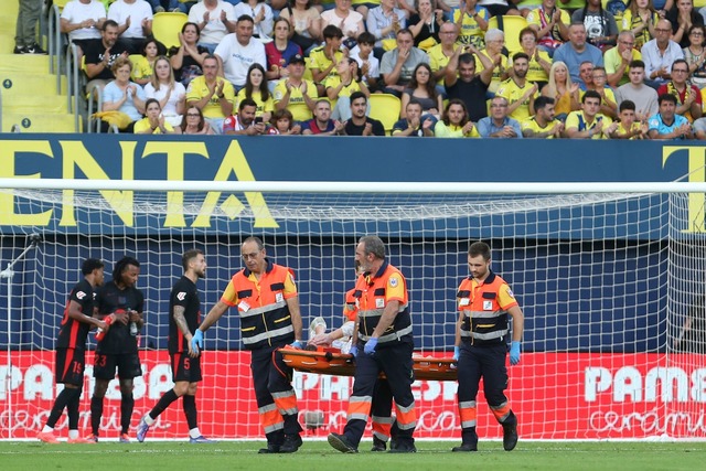 Marc-Andr&eacute; ter Stegen muss auf einer Trage vom Platz getragen werden.  | Foto: Alberto Saiz/AP/dpa