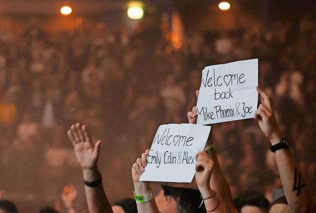 Die Fans feiern das Comeback  | Foto: Christian Charisius (dpa)