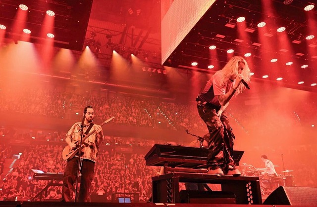 Mike Shinoda (l) und Emily Armstrong von Linkin Park beim Konzert in Hamburg  | Foto: Christian Charisius (dpa)