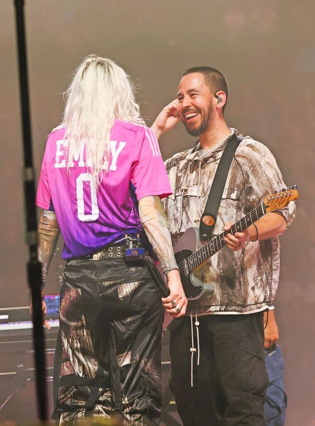 Mike Shinoda (r) und Emily Armstrong von Linkin Park beim Konzert in Hamburg  | Foto: Christian Charisius (dpa)