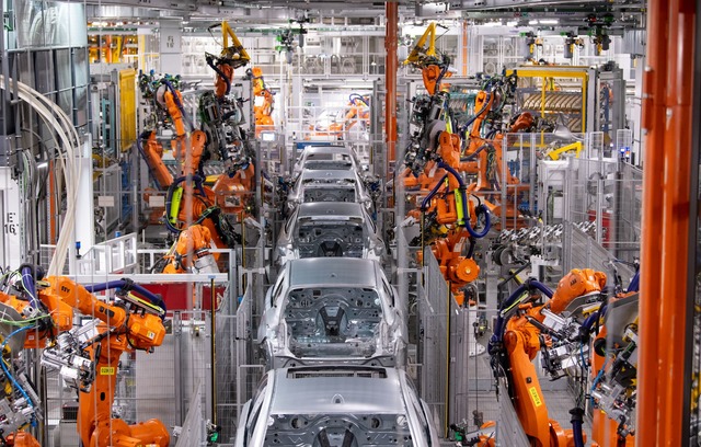 Die deutsche Autoindustrie steckt in d...s China dr&uuml;cken auf die Stimmung.  | Foto: Sven Hoppe/dpa