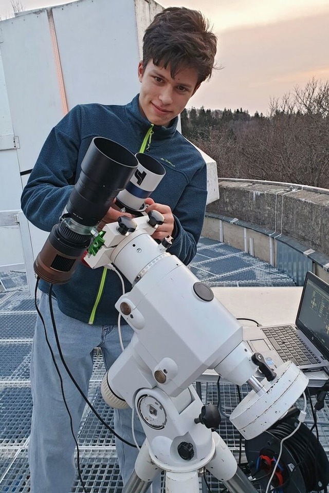 Noa Kuhn berprft sein Teleskop.  | Foto: Florian Schmieder