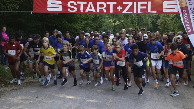 Los gehts: Beim 49. Waielnder Waldlau... starteten Lufer aller Generationen.   | Foto: Paul Schleer