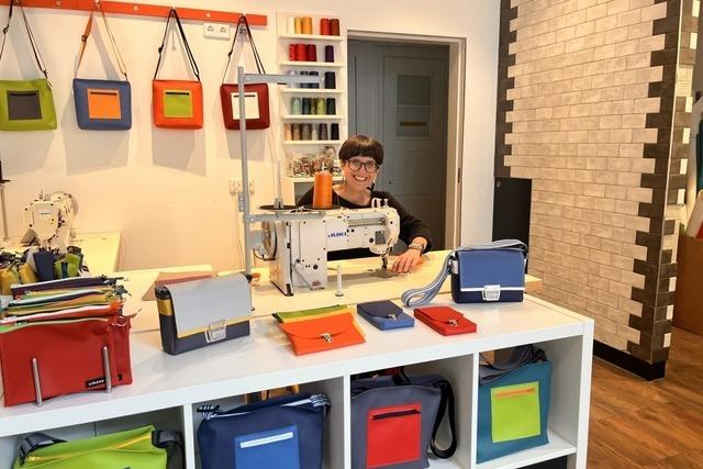 In einem Freiburger Werkstattladen werden Konferenzplakate zu Recycling-Taschen