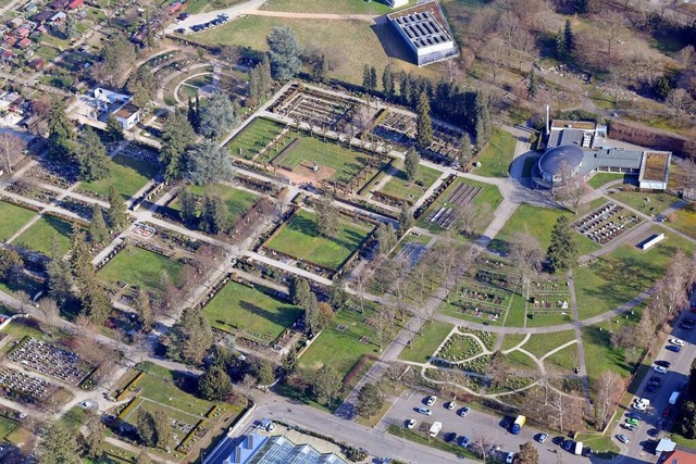 Der Lrracher Hauptfriedhof aus der Lu... es eine Fhrung ber den Gottesacker.  | Foto: Erich Meyer