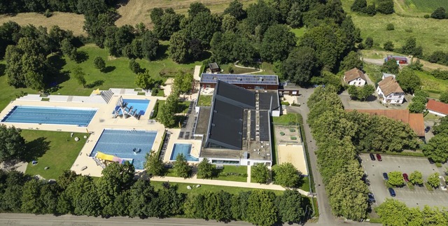 Das Denzlinger Sport- und Familienbad ... Blau&#8220; aus der Vogelperspektive   | Foto: Hubert Gemmert