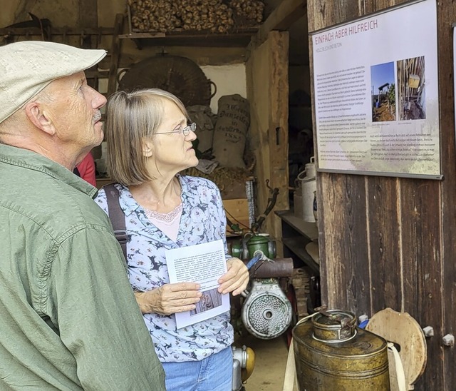 Museumsbesucher informieren sich ber die Geschichte der Rebhisli.  | Foto: Christa Rinklin