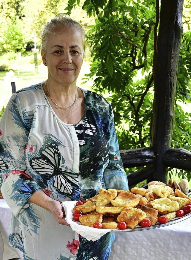 Negjmie Shabani (links) mit ihrem kuli... gut besuchte internationale Picknick.  | Foto: Dieter Erggelet