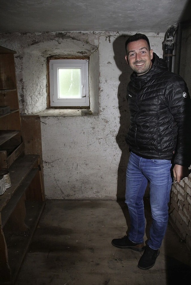 Ortsvorsteher Lars Dorer im Arrestraum des Schollacher Rathauses.  | Foto: Gert Brichta