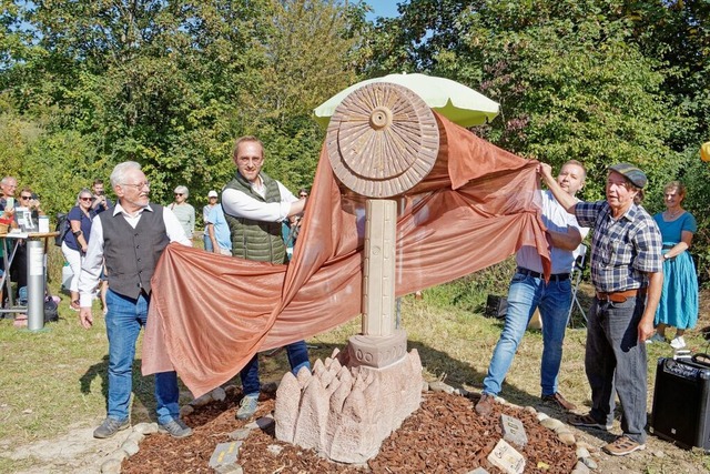 Feierlich enthllen  Vorsitzender Helm...Hhe (bekannt auch als Bahlinger Eck).  | Foto: Ruth Seitz